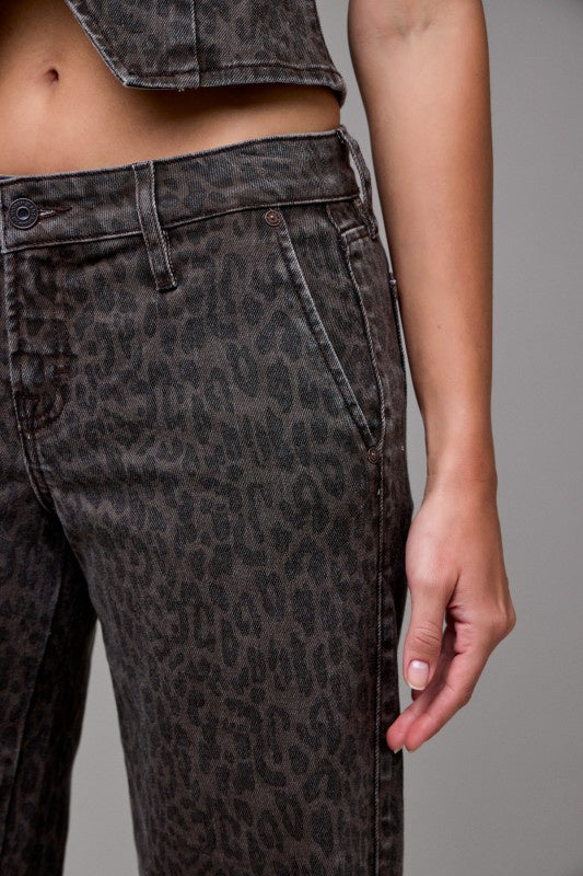 Chic Leopard-Print Wide-Leg Pants