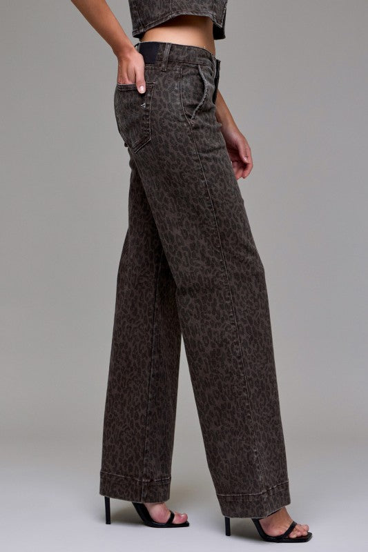 Chic Leopard-Print Wide-Leg Pants
